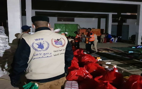 بتوجيهات القيادة العامة للقوات المسلحة للهيئة الليبية للإغاثة تستعد لتوزيع سلات غذائية للمواطههنين ببيوتهم بدرنه