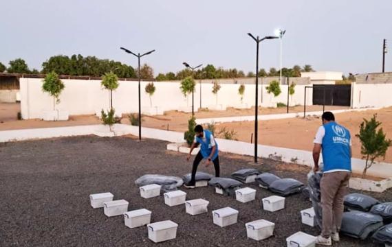 مكتب الهيئة الليبية للإغاثة بمدينة الكفرة يقدم مساعدات للمحتجزين بمركز الهجرة الغير شرعية